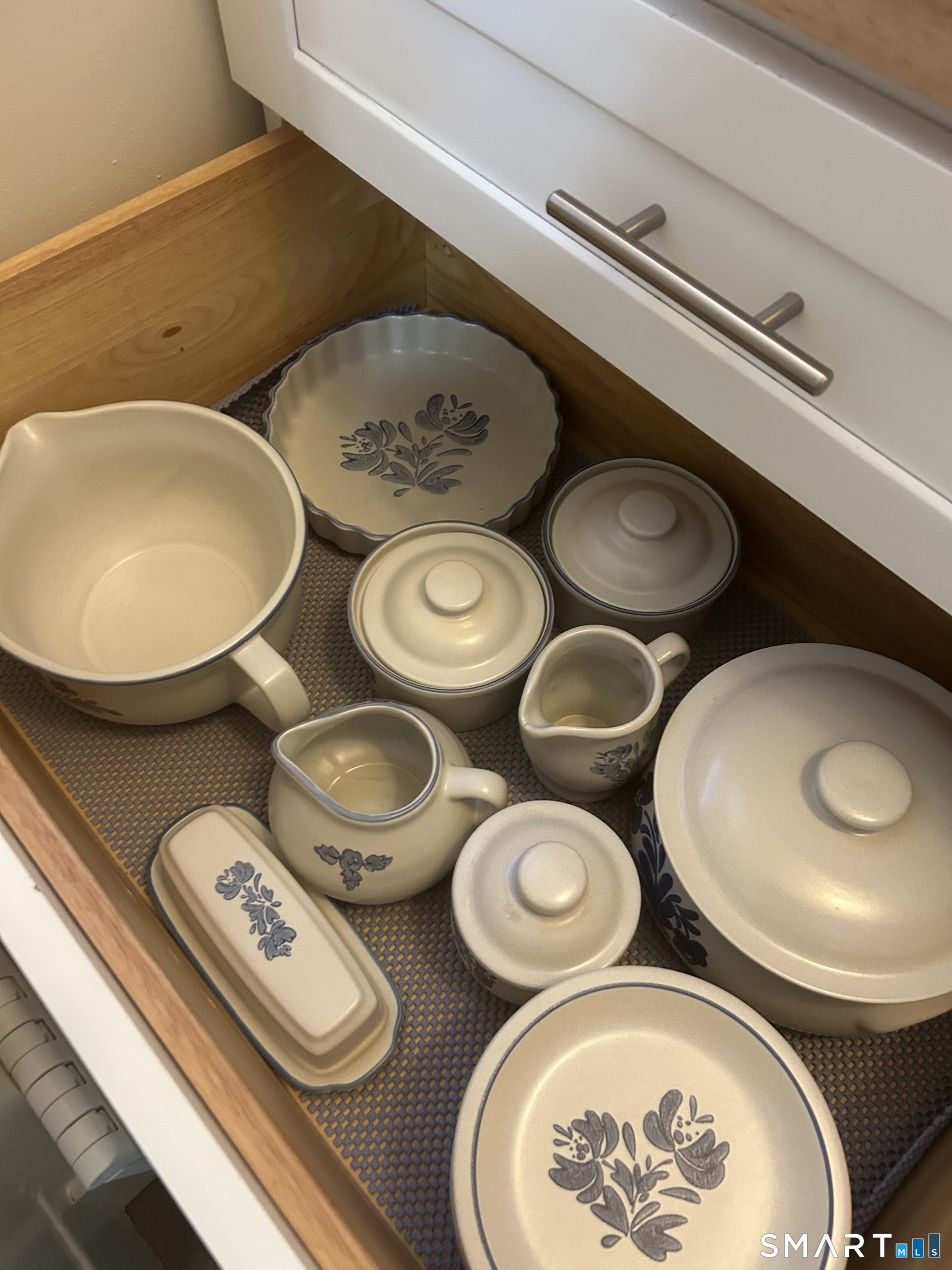 1946 Chapel Street New Haven, CT 06515 - Photo 14 of 23 a table with chairs and a stove