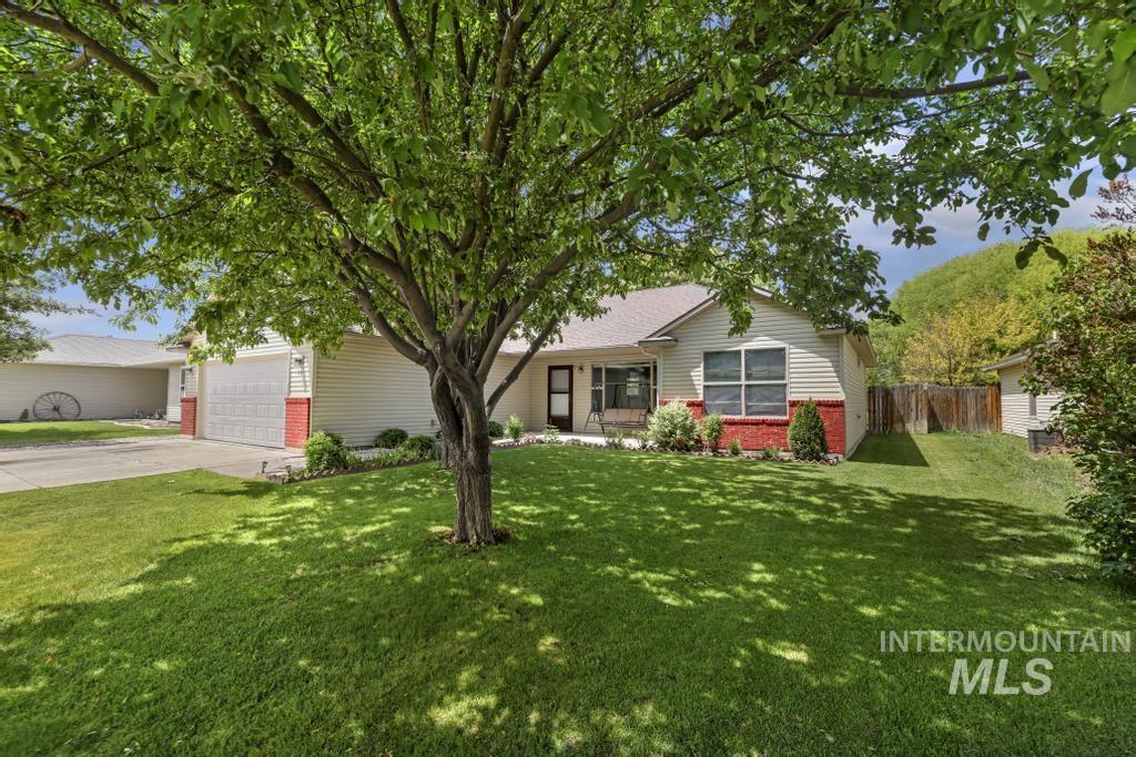 1183 Cortes Loop Twin Falls, ID 83301 - Photo 29 of 30 Front exterior featuring a sizable green lawn and mature shade tree