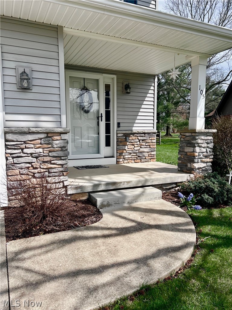 105 Poolview Circle Dover, OH 44622 - Photo 2 of 26