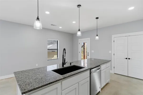 $1,400 | 1004 West Hanna Street, Denison, TX 75020