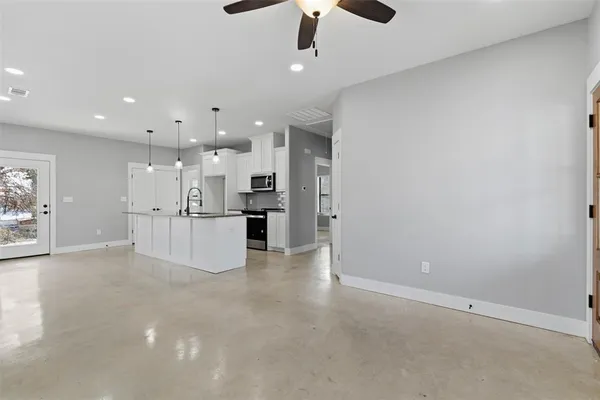 $1,400 | 1004 West Hanna Street, Denison, TX 75020
