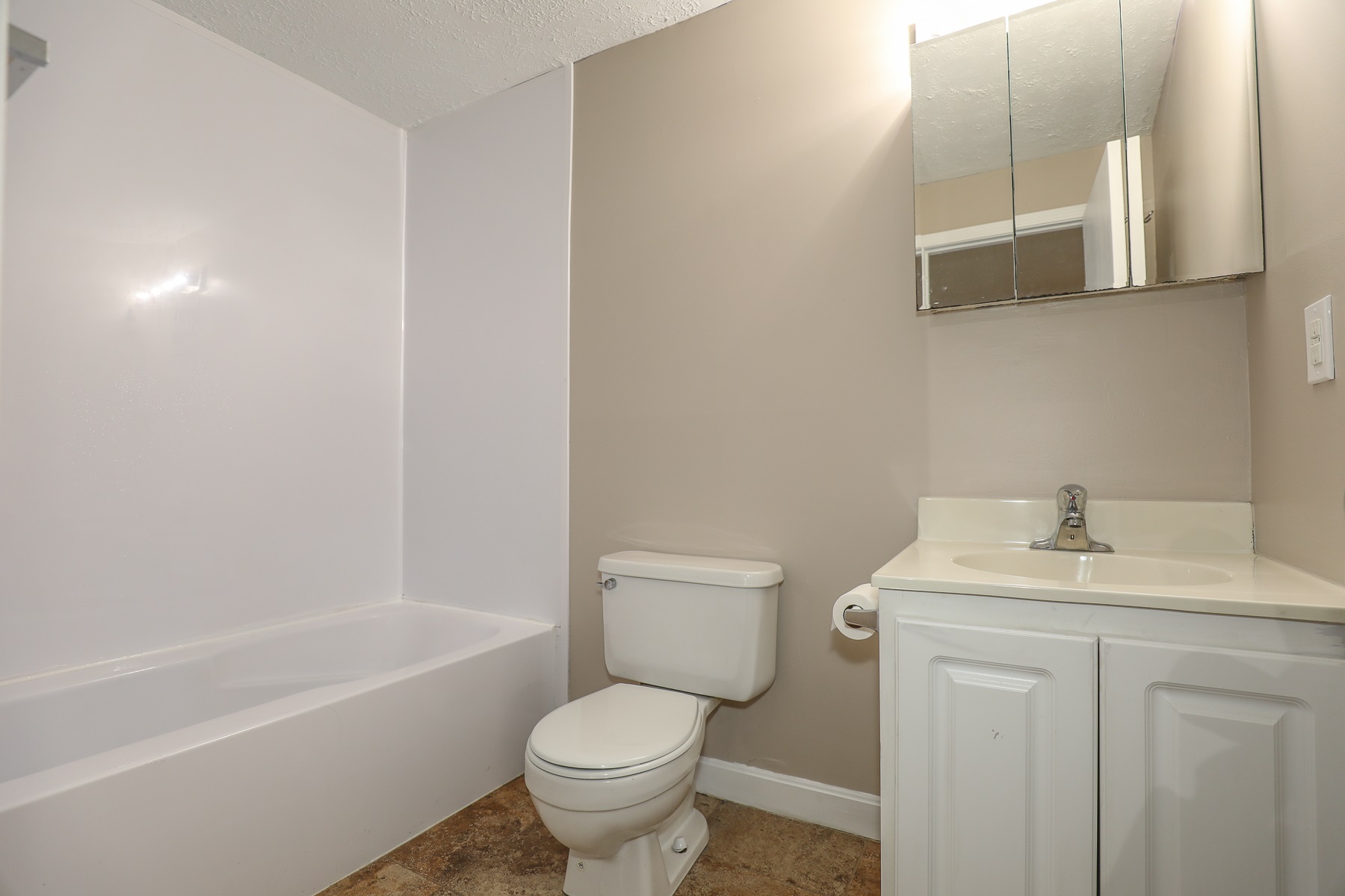 525 Calef Road, Unit 4 Manchester, NH 03103 - Photo 14 of 20