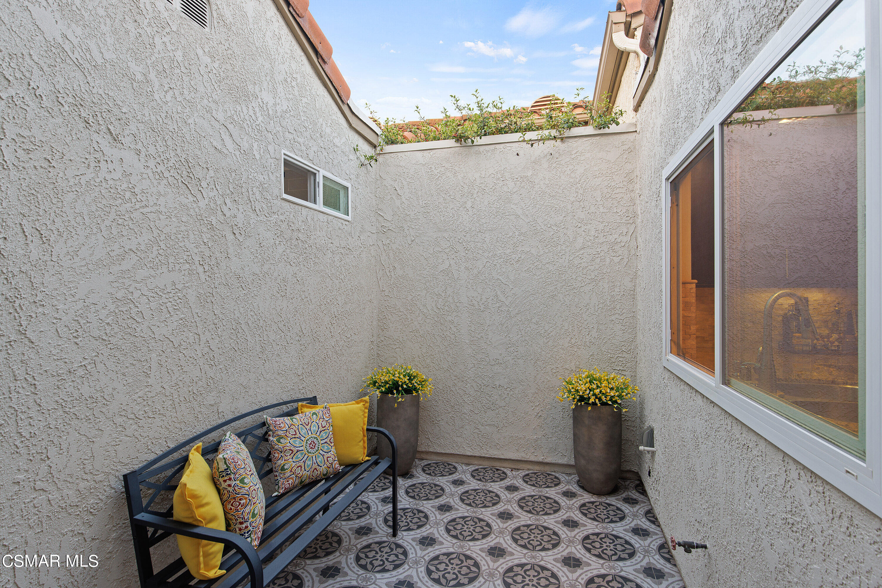 773 Congressional Road Simi Valley, CA 93065 - Photo 29 of 39 a view of an entryway with sitting area