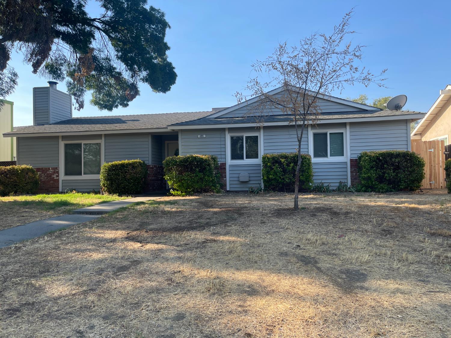 495 Pacific Street Coalinga, CA 93210 - Photo 1 of 33 a front view of a house with garden