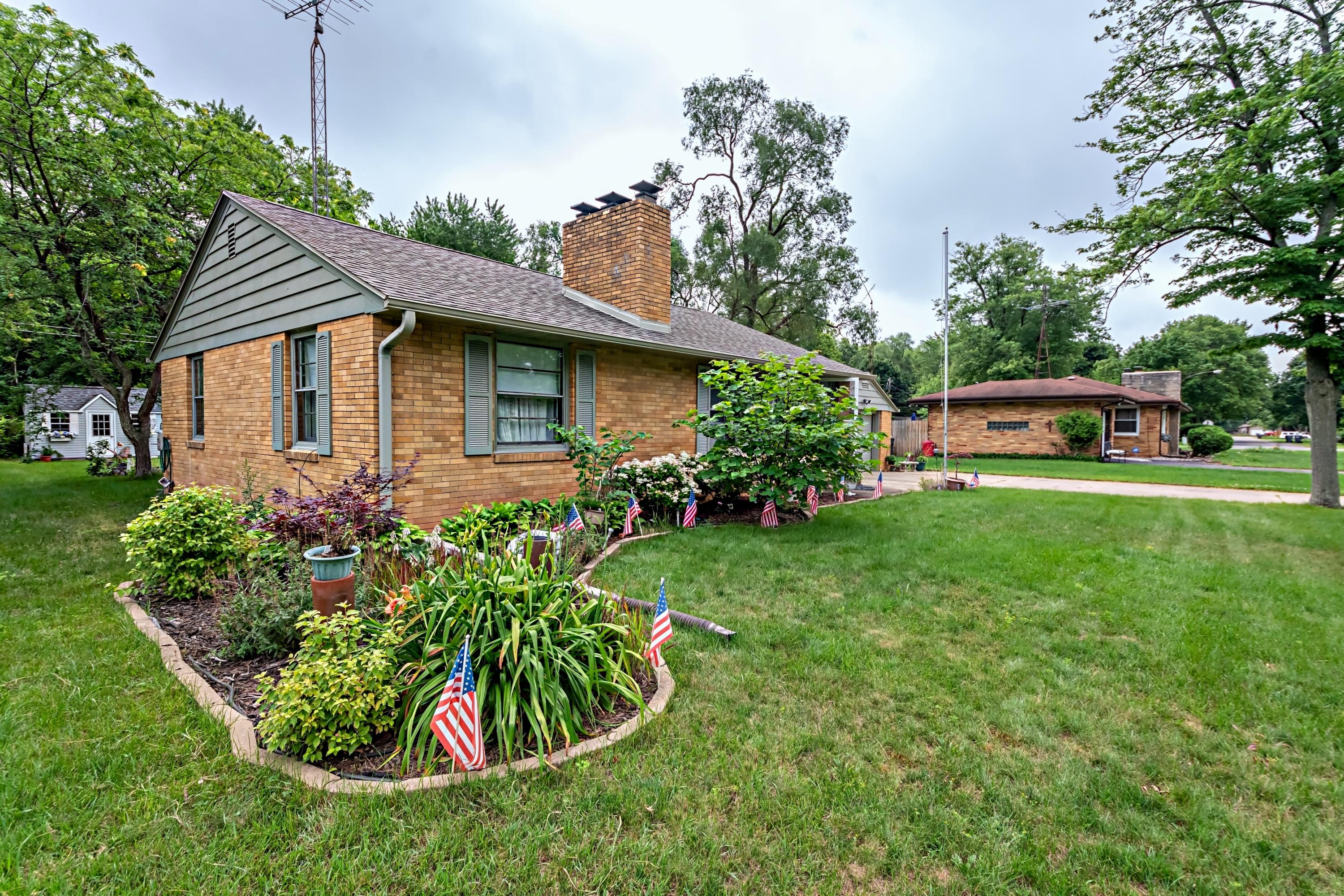 1573 Hadley Road Benton Harbor, MI 49022 - Photo 3 of 34 DSC09879_