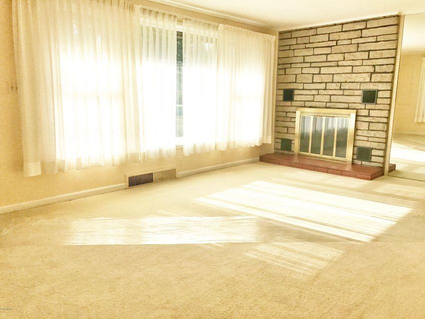 1573 Hadley Road Benton Harbor, MI 49022 - Photo 9 of 34 Living Room 2