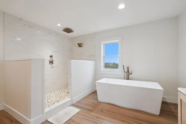 $765,000 | 2183 Waterview Lane, Lansing, IA 52151