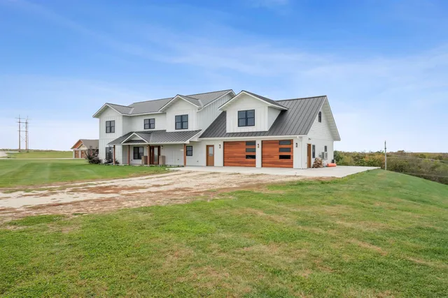 $765,000 | 2183 Waterview Lane, Lansing, IA 52151