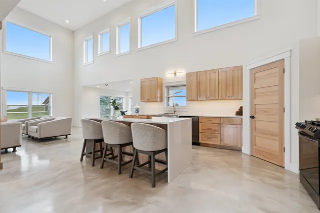 $765,000 | 2183 Waterview Lane, Lansing, IA 52151