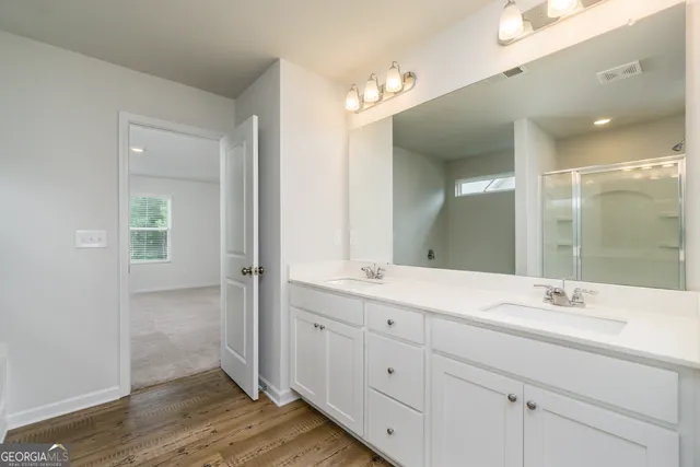 a view of a house with backyard and plants