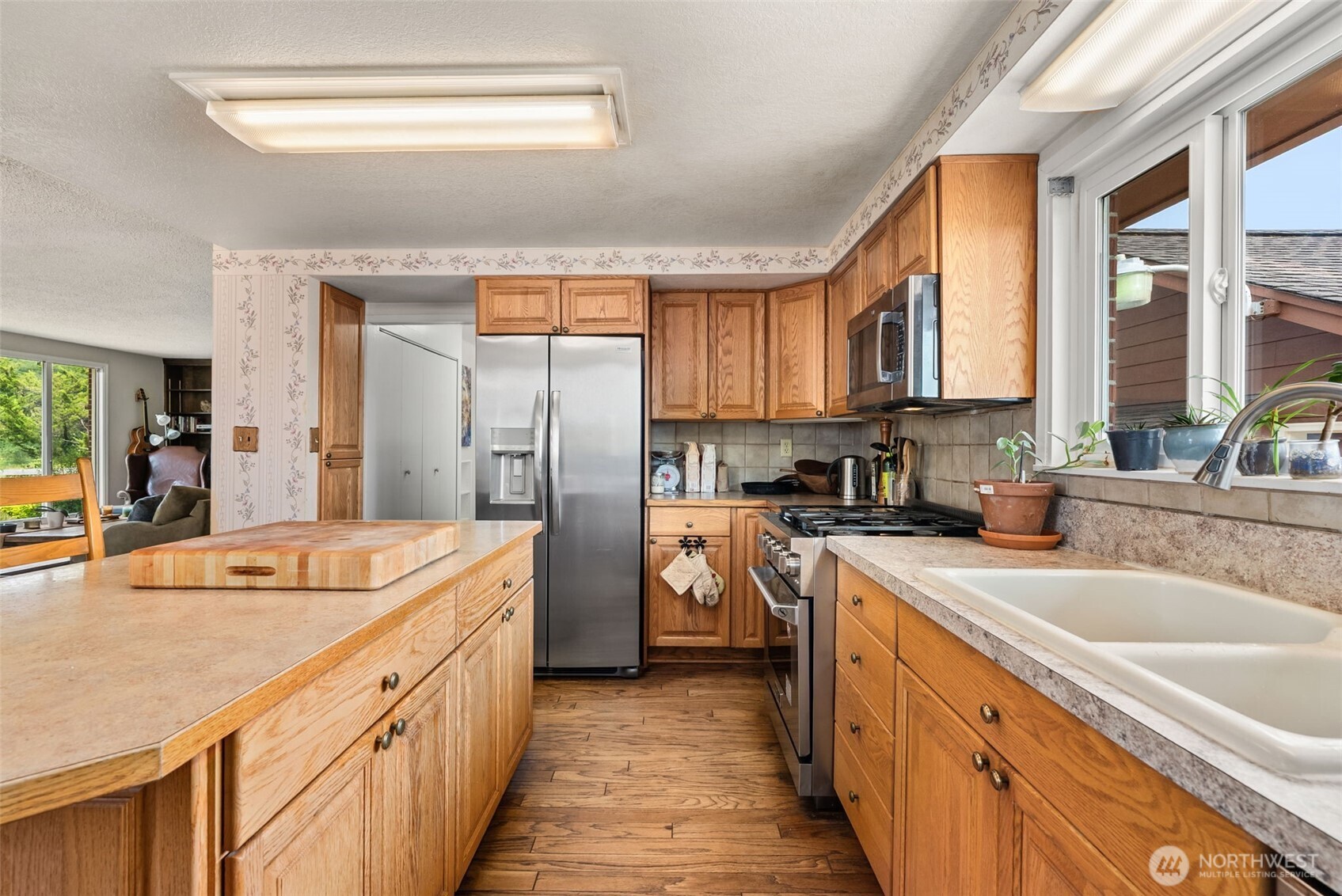 627 Wynoochee Valley Road Montesano, WA 98563 - Photo 26 of 40 a kitchen with stainless steel appliances granite countertop a sink stove and refrigerator