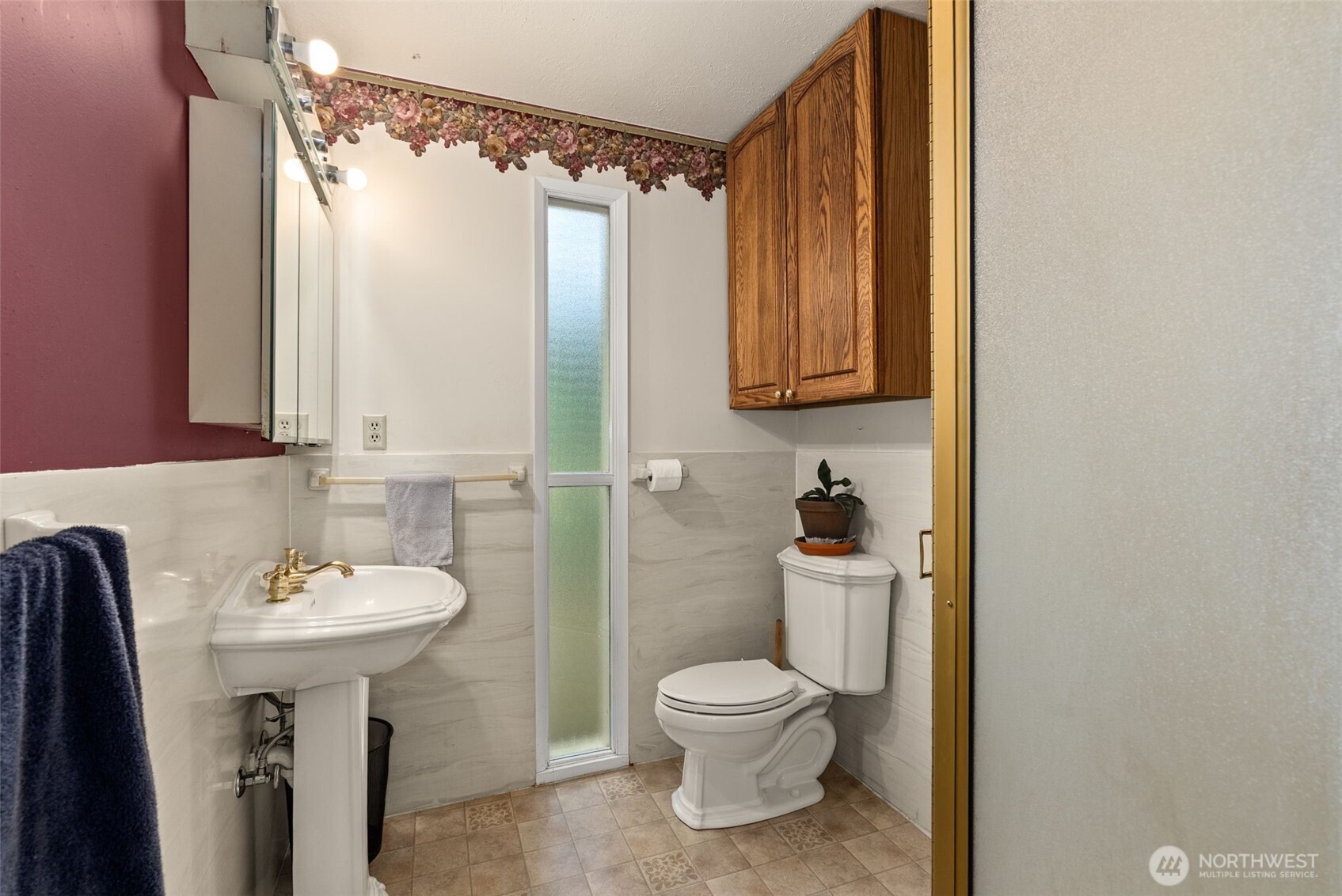 627 Wynoochee Valley Road Montesano, WA 98563 - Photo 29 of 40 a bathroom with a sink toilet and shower