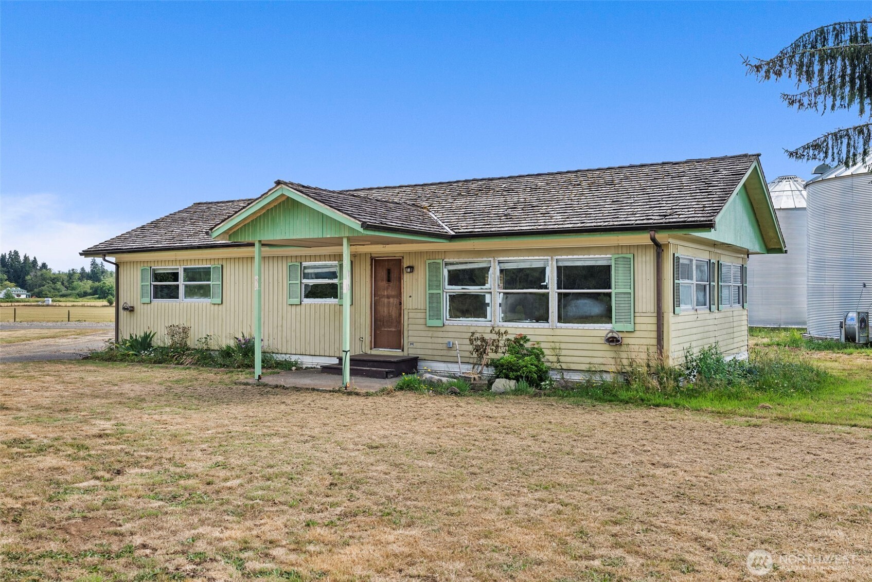 627 Wynoochee Valley Road Montesano, WA 98563 - Photo 37 of 40 a front view of a house with a garden