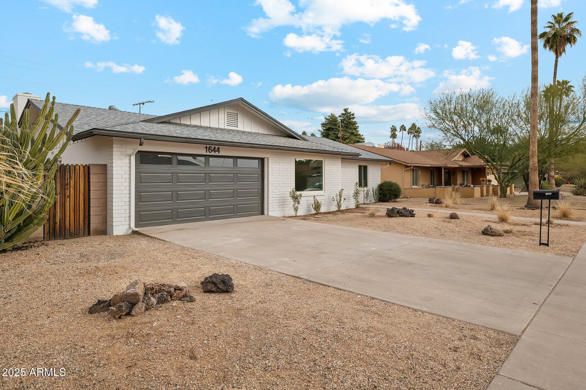 1644 West Griswold Road Phoenix, AZ 85021 - Photo 2 of 26 P1086925