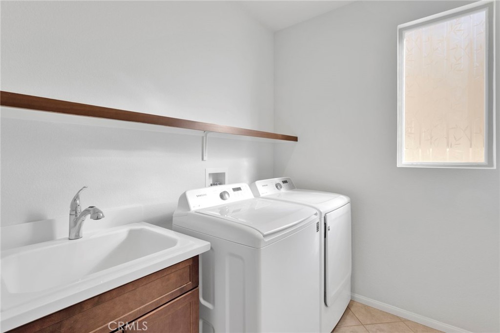 18968 Raven Street Apple Valley, CA 92308 - Photo 24 of 53 a utility room with dryer and washer