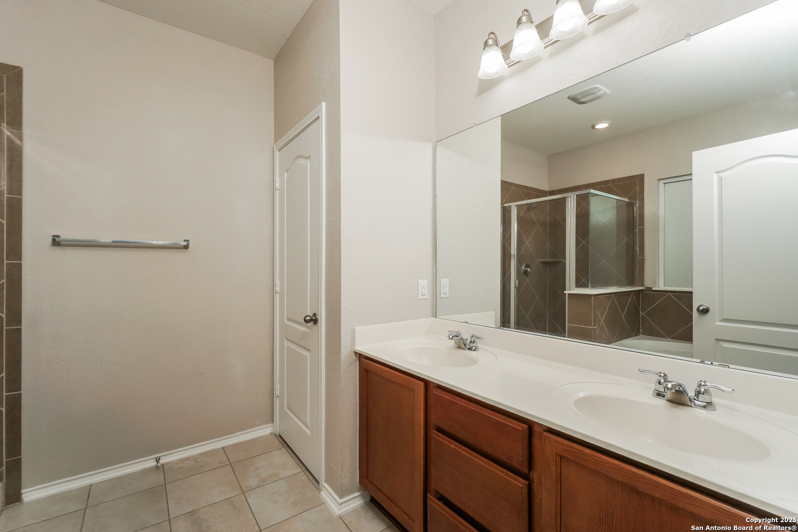 540 Landmark Gate Cibolo, TX 78108 - Photo 10 of 22 a bathroom with a double vanity sink and a mirror