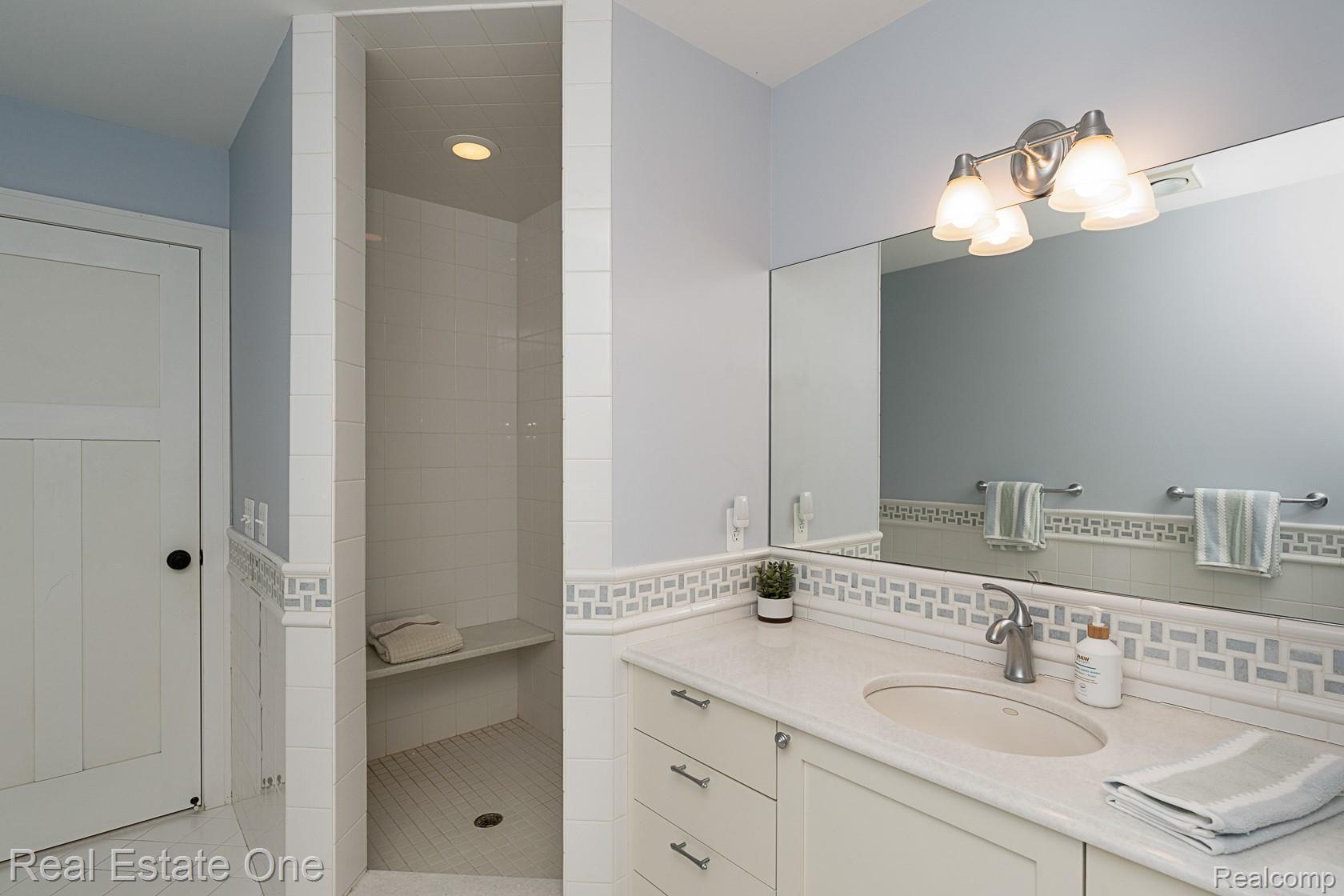 420 West 3rd Street Rochester, MI 48307 - Photo 27 of 37 Full bath