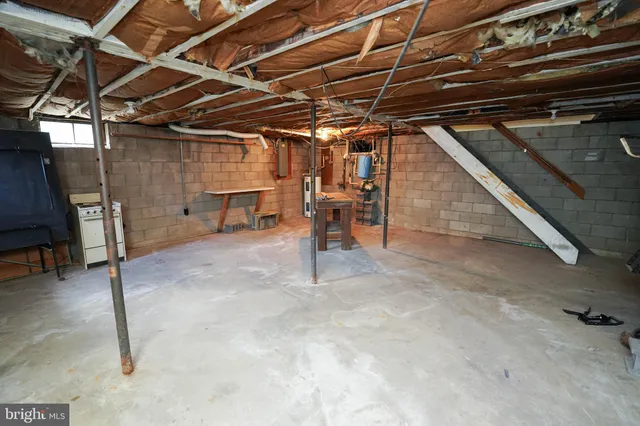a view of an empty room with wooden roof