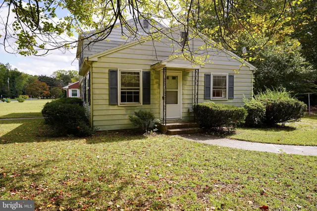 a view of a house with backyard