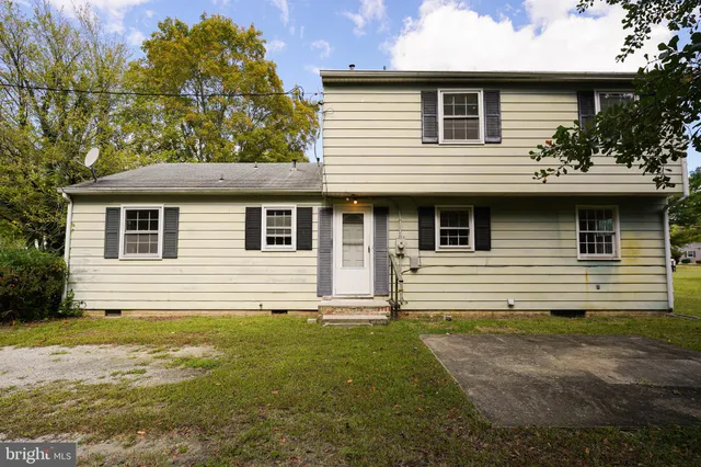 a front view of house with yard
