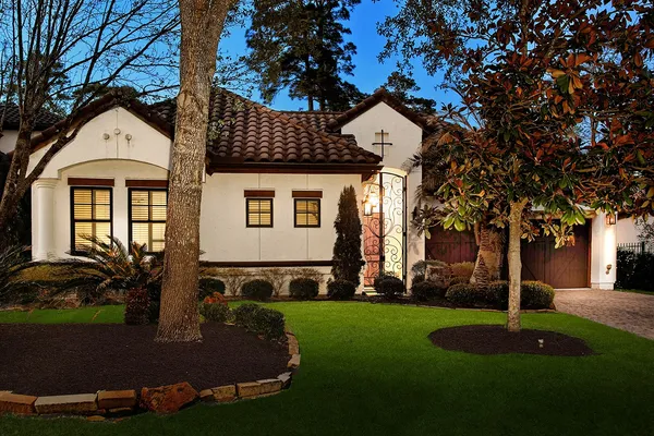 $998,000 | 10 Moatwood Court, The Woodlands, TX 77382
