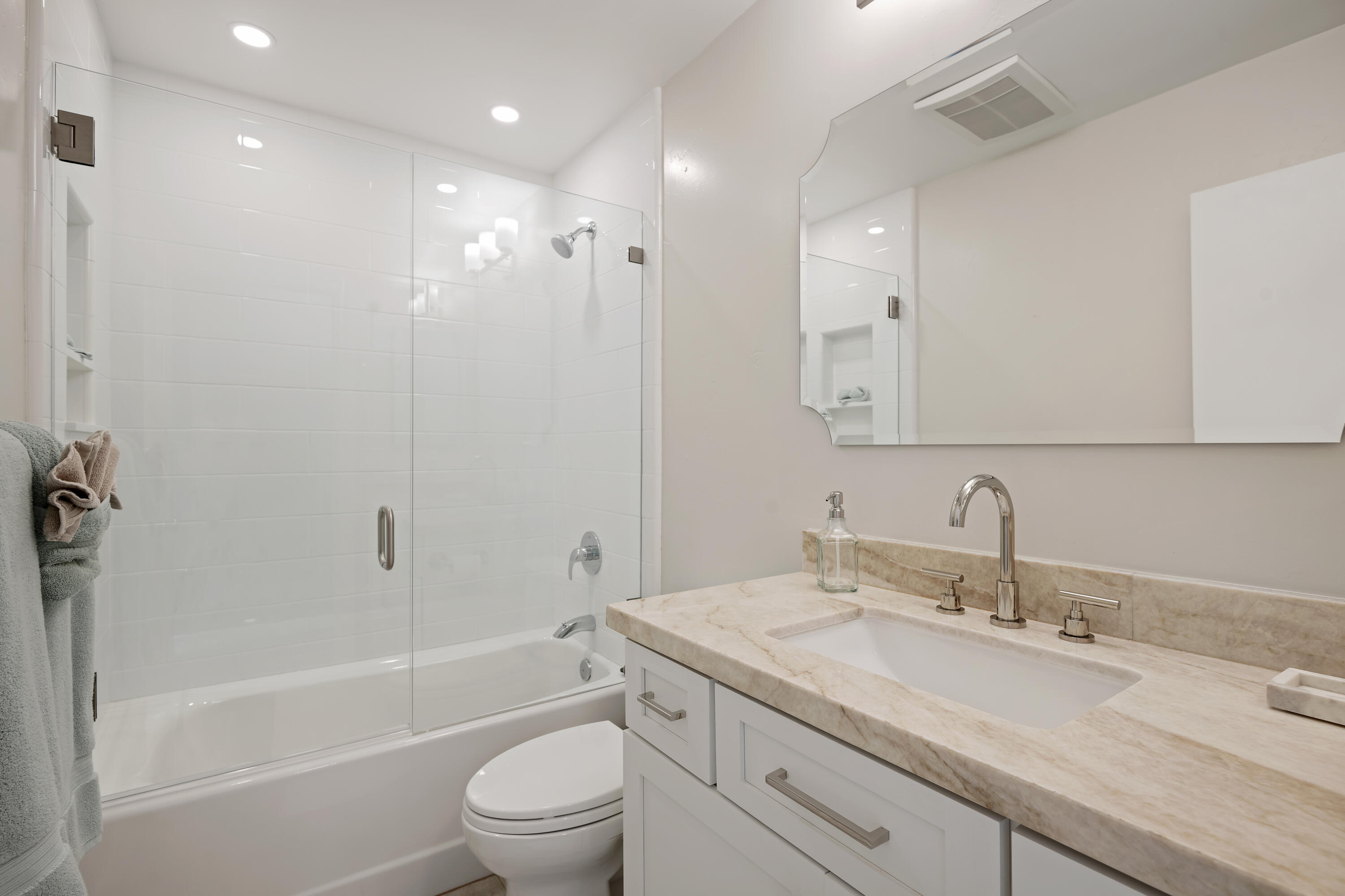 1046 Fairway Road Montecito, CA 93108 - Photo 21 of 24 21 - Bathroom 2