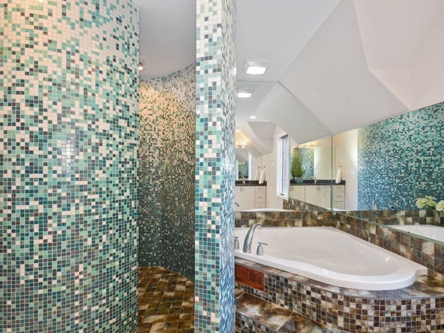 655 Oak Ridge Road East Dundee, IL 60118 - Photo 8 of 18 a bathroom with a bathtub and shower