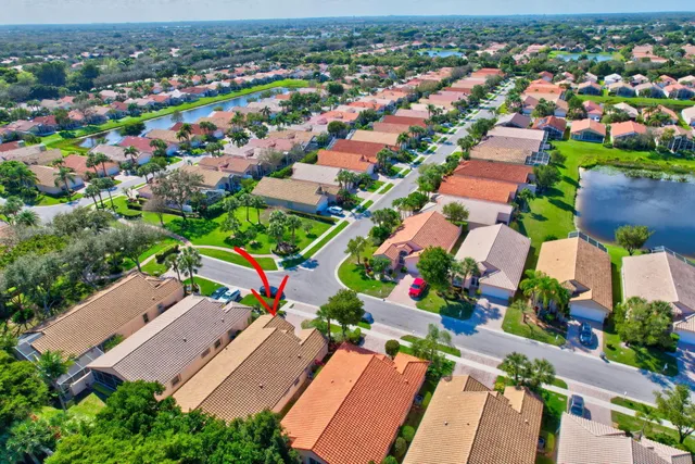 a view of a house with fountain in front of a house