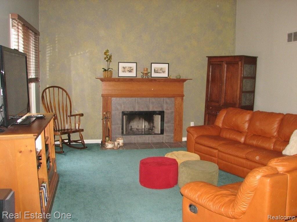 847 Rambling Drive Rochester, MI 48307 - Photo 9 of 15 9 Family Room.jpg