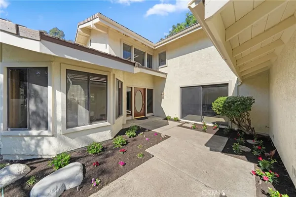 a view of an entryway of the house