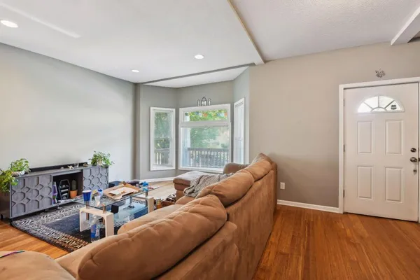 $3,150 | 3023 Dupont Avenue South, Unit 1, Minneapolis, MN 55408