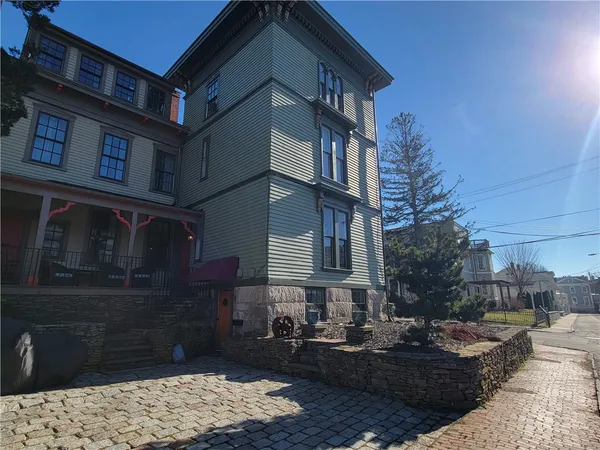 $3,900 | 92 Pelham Street, Unit 3, Newport, RI 02840
