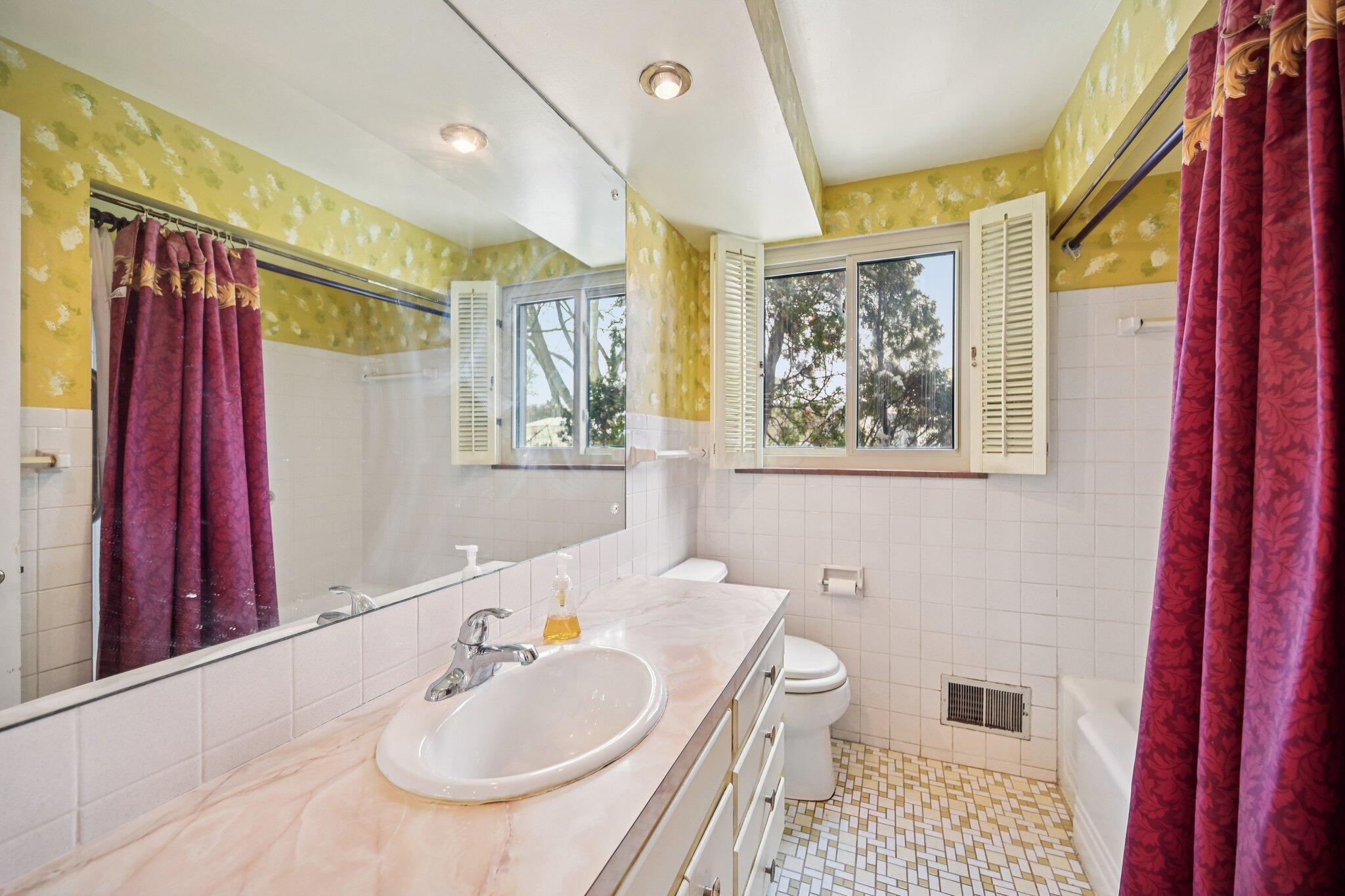 2018 Inchcliff Road Columbus, OH 43221 - Photo 13 of 33 Full Bath