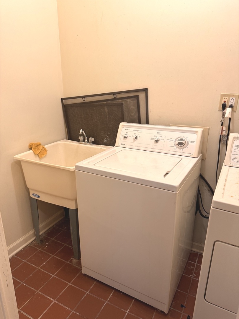 4615 South Michigan Avenue, Unit 2S Chicago, IL 60653 - Photo 21 of 26 a utility room with dryer and washer