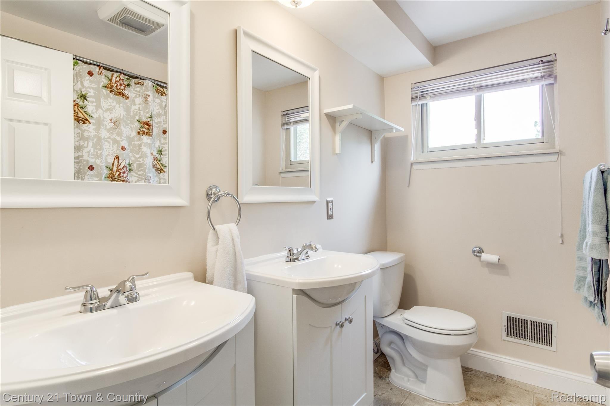 548 Ten Point Drive Rochester, MI 48309 - Photo 37 of 46 Interiors (30 of 41).jpg