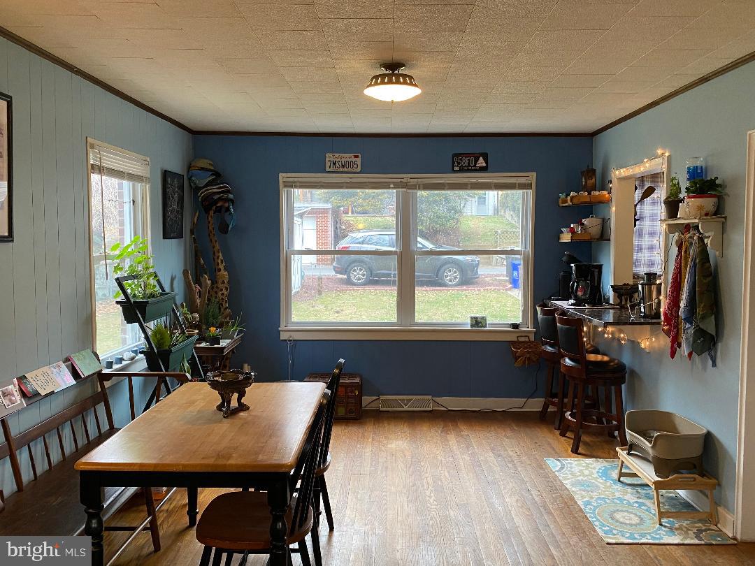 314 Sycamore Road Reading, PA 19611 - Photo 7 of 26 Dining room with breakfast bar