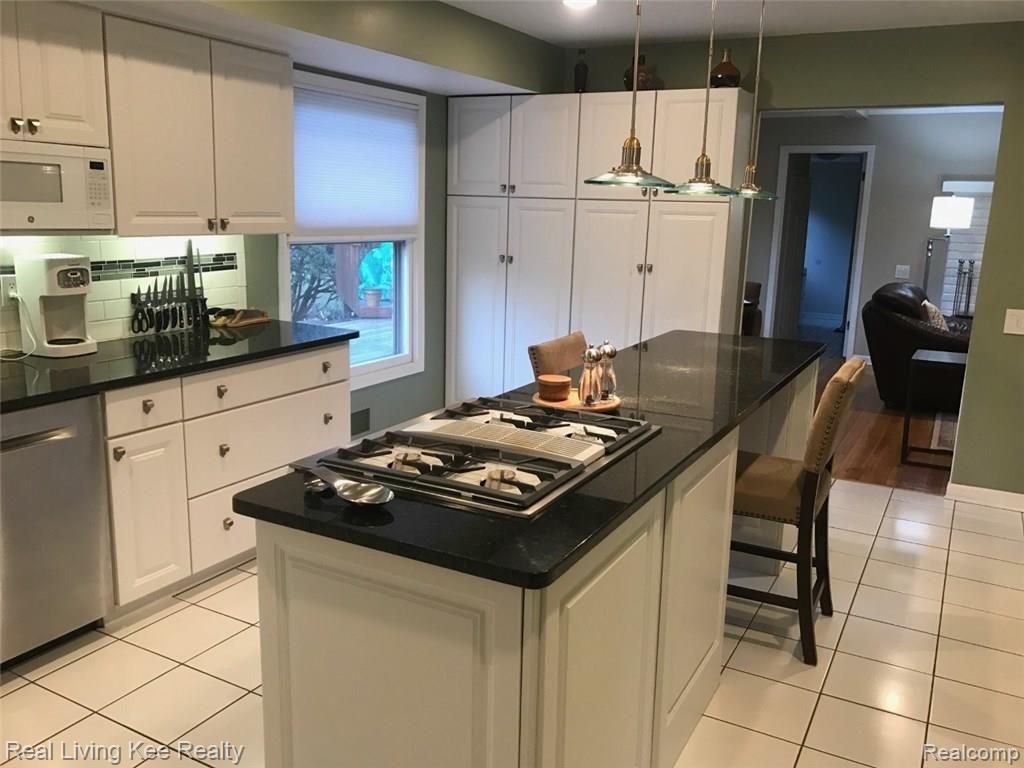 4406 Patrick Road West Bloomfield, MI 48322 - Photo 12 of 31 12.jpg