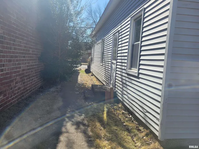 $49,000 | 905 West Monroe Street, Herrin, IL 62948