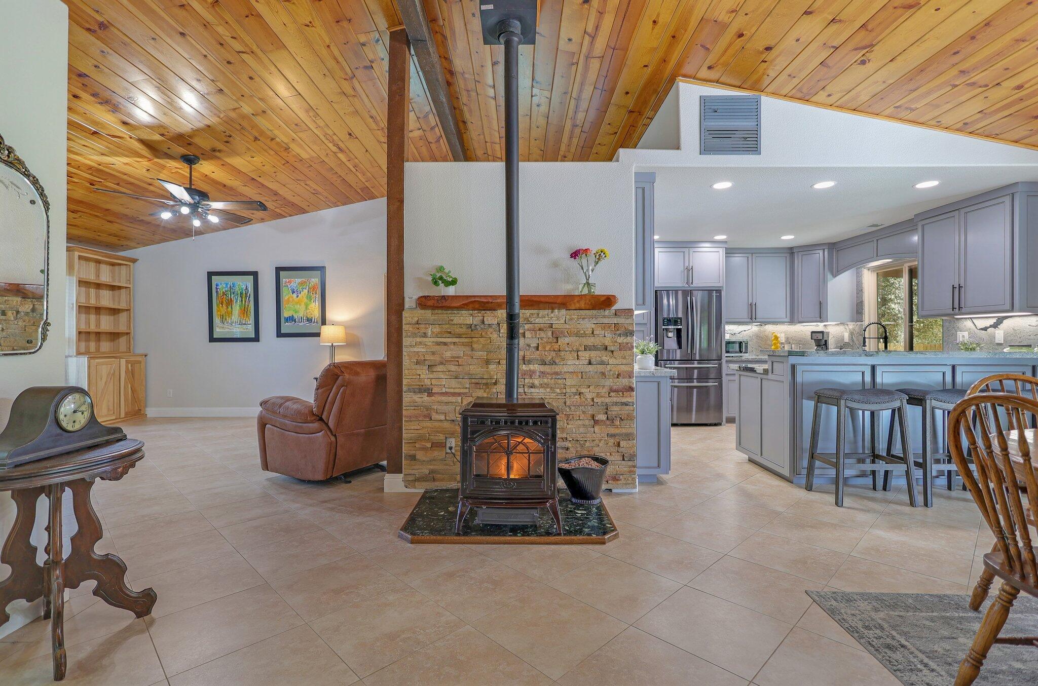 21365 Dersch Road Anderson, CA 96007 - Photo 16 of 55 a living room with furniture and a fireplace