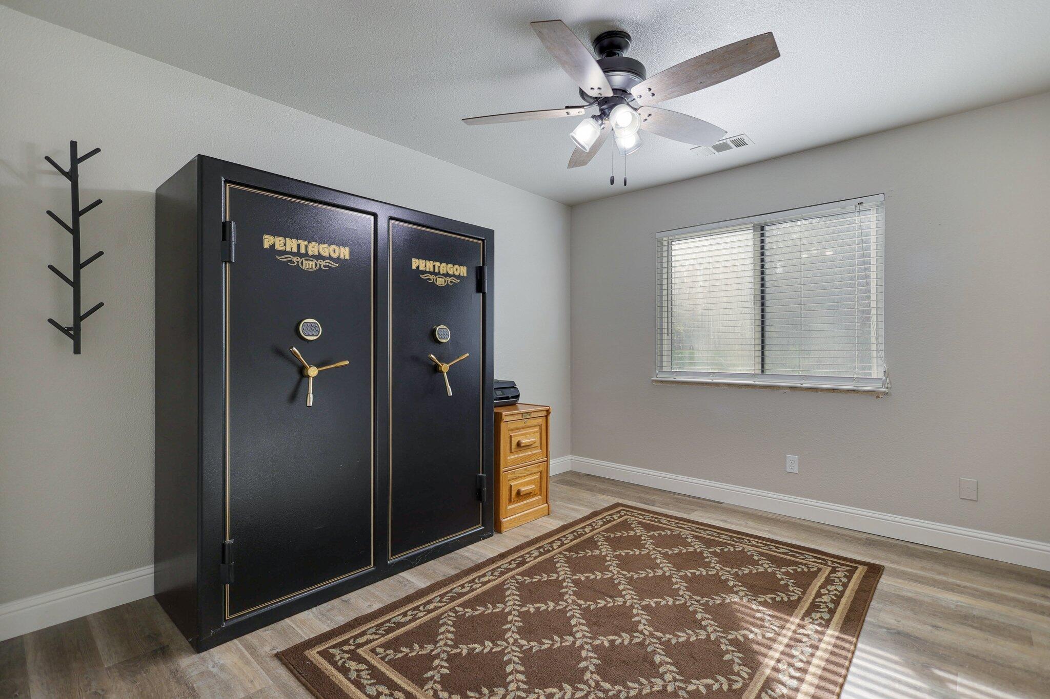 21365 Dersch Road Anderson, CA 96007 - Photo 23 of 55 a view of an entryway with a chandelier