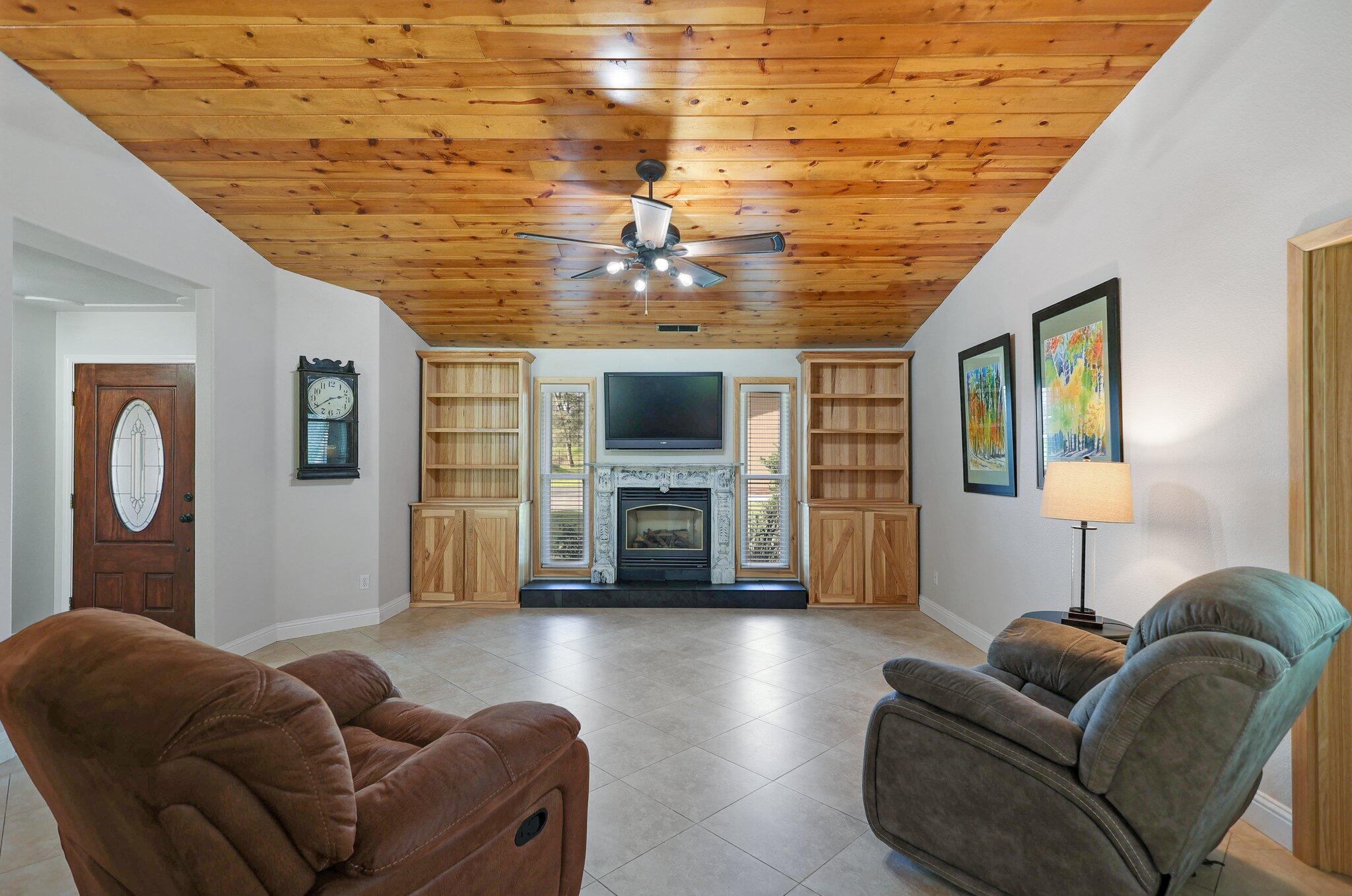 21365 Dersch Road Anderson, CA 96007 - Photo 10 of 55 a living room with furniture and a fireplace