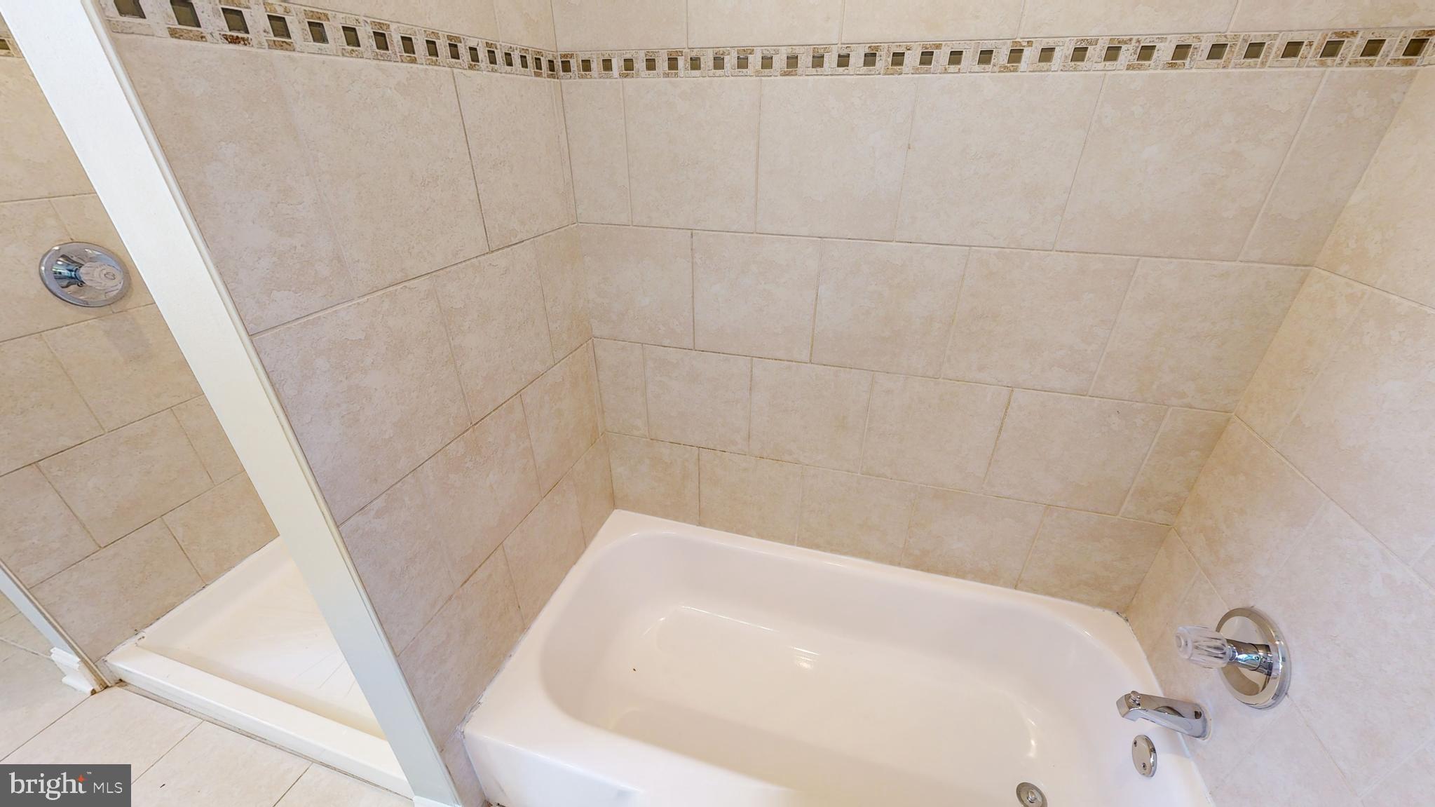 1826 North Caroline Street Baltimore, MD 21213 - Photo 43 of 59 Primary Bath tub