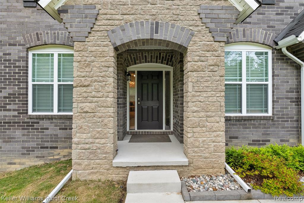 201 Beechview Drive Rochester, MI 48306 - Photo 4 of 55