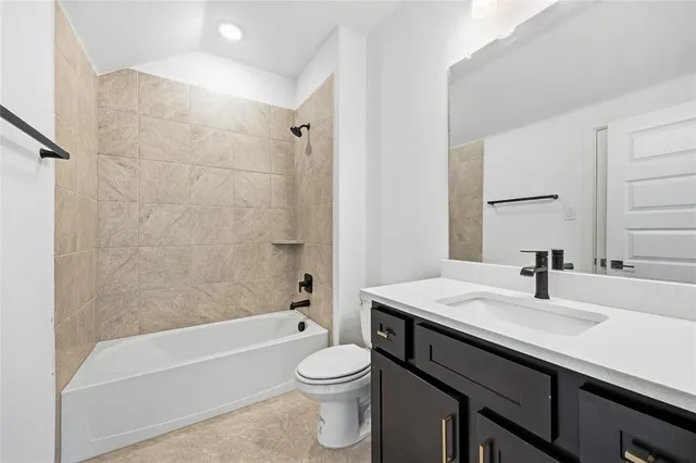 a view of a livingroom with a ceiling fan