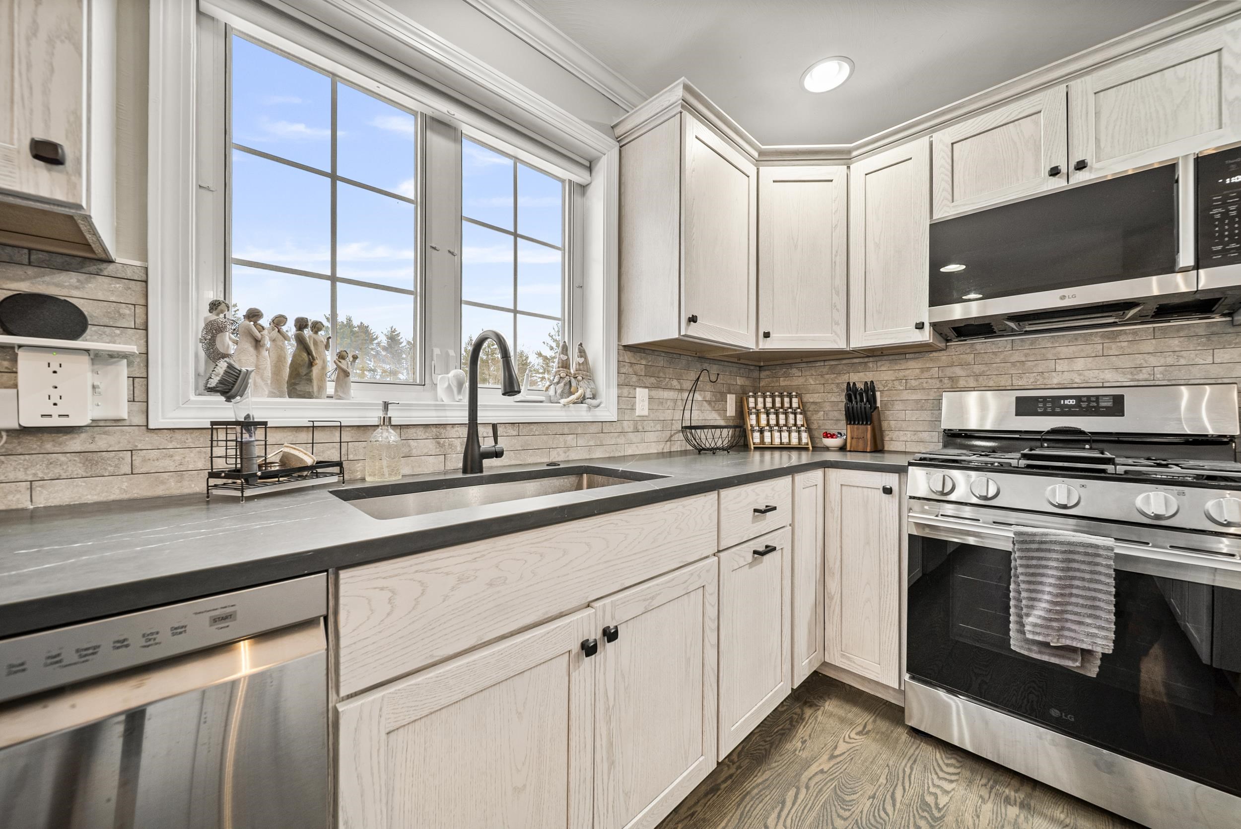 22 Scribner Road Raymond, NH 03077 - Photo 3 of 45