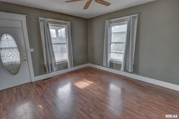 $69,900 | 907 East Park Street, Taylorville, IL 62568
