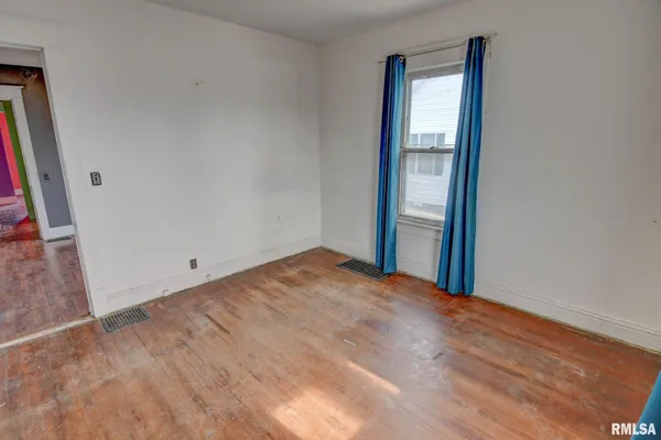 $69,900 | 907 East Park Street, Taylorville, IL 62568