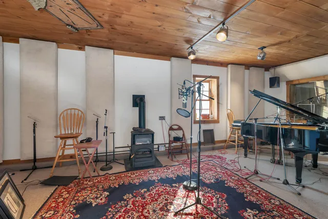 $650,000 | 11 White Plains Road, Webster, NH 03303