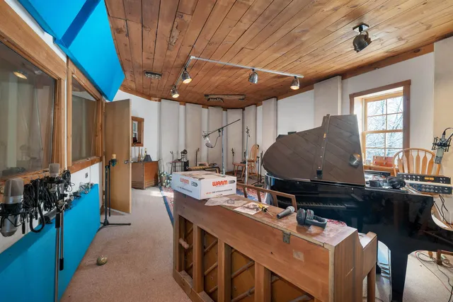 $650,000 | 11 White Plains Road, Webster, NH 03303