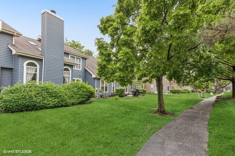 1063 Ridgefield Circle Carol Stream, IL 60188 - Photo 2 of 17 Gallery Image 2